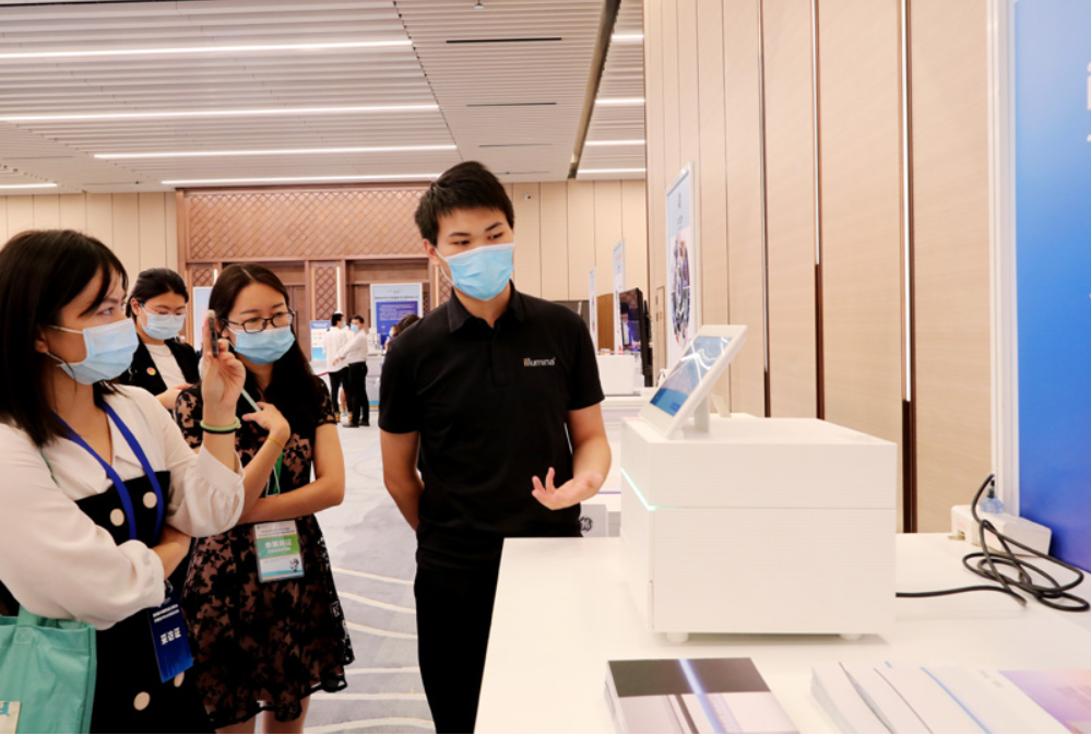 第四屆進(jìn)博會食品及農(nóng)產(chǎn)品展區(qū)、醫(yī)療器械及醫(yī)藥保健展區(qū)展前供需對接會的工作人員在介紹一臺測序儀展品